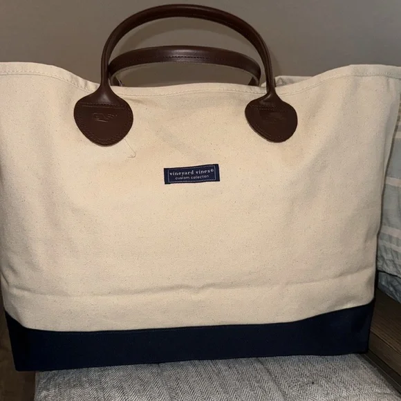 NWT, Vineyard Vines canvas tote bag with flags detail. - Picture 4 of 9